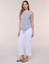 Blusa sin mangas de algodón liviano con diseño de rayas verticales en tonos beige y blanco, escote redondo, abotonadura frontal con botones rústicos y detalle de nudo para anudar en la cintura.