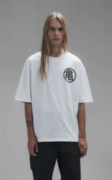 Remera blanca de corte oversize con estampa frontal de Goku sobre la nube voladora rodeado de las esferas del dragón.