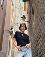 Collar con dije grande de bronce con forma orgánica y textura rugosa, suspendido de un cordón negro. Incluye cordones intercambiables.