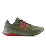 Championes de trail running New Balance modelo MTNTRRG5, color verde militar con el logo "N" en rojo brillante y suela con detalles rojos.