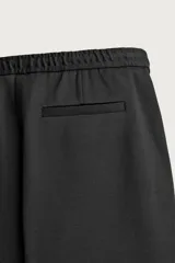 Bermuda regular fit de tejido elástico color blanco, con cintura elástica ajustable mediante cordón, bolsillos delanteros y bolsillos traseros de vivo.