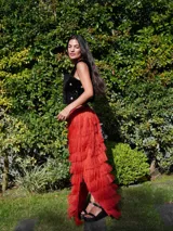 Falda larga de lino color beige con volados de rafia en capas, tajos laterales y cintura elástica en la parte posterior.