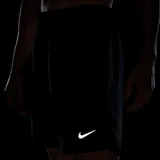 Short Nike Dri-FIT Challenger 7 de color negro, con cintura elástica y el logo de la marca estampado en el lateral.