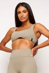 Top deportivo gris con escote cuadrado, breteles anchos y calce ajustado. Incluye forro interno y apertura para almohadilla removible.