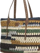 Cartera tipo tote de tejido artesanal multicolor con franjas horizontales en tonos beige, verde, azul y marrón, con asas de hombro de cuero sintético marrón.