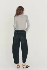 Jeans de tiro alto ZW Collection, color negro con efecto deslavado, corte tapered y diseño bombacho con raya planchada al frente.