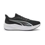 Championes Puma modelo Dasher Lite, color negro con entresuela blanca y detalles plateados. Cuenta con capellada de malla transpirable y tecnologías PUMALITE, SOFTFOAM+ e IMEVA para mayor amortiguación y confort.