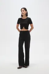 Pantalon de vestir negro de corte recto y tiro alto, confeccionado en tejido de poliéster.
