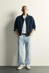 Pantalón de jean corte recto desde la cadera hasta el tobillo, con tiro medio y tejido rígido. Presenta diseño de cinco bolsillos, cierre frontal con botones y acabado en efecto lavado claro.