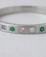 Esclava rígida de acero inoxidable con diseño de eslabones cuadrados planos, decorada con circonias engastadas en colores verde, violeta y rosa.