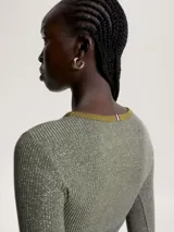 Remera de manga larga color verde oliva, de corte slim, con textura acanalada y sutil acabado metalizado.