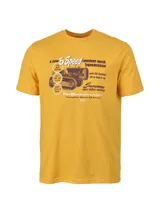 Remera de algodón color amarillo mostaza con cuello redondo y mangas cortas. Presenta un estampado gráfico frontal estilo vintage con la ilustración de un tractor y textos alusivos.