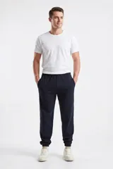 Pantalón de jogging unisex de corte holgado, con cintura elástica y puños acanalados en los tobillos. Cuenta con bolsillos laterales y un diseño liso.