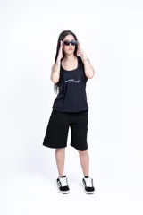 Musculosa negra con estampa frontal con la frase "the universe is already yours" en letras blancas.