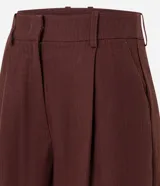 Short femenino color marrón oscuro, con trabillas en la cintura, pliegues frontales y solapa trasera.