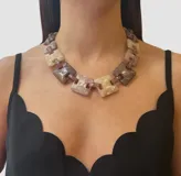 Collar corto con cadena de eslabones cuadrados color crema y gris topo, unidos por eslabones redondos color rosa viejo.