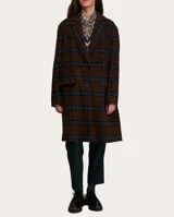 Tapado largo de paño a cuadros color marrón, con cuello solapa, cierre frontal con un botón, bolsillos laterales y mangas largas.