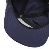 Gorra azul marino con logo Etnies bordado en amarillo en el frente.