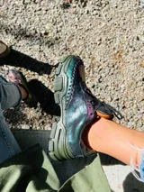 Zapatillas marrones con cordones y suela de goma negra.