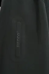 Cazadora deportiva de esquí con diseño bicolor en tonos negro y verde oliva. Presenta capucha amplia con visera, cierre frontal con cremallera termosellada, bolsillos frontales y en manga con cierres impermeables, y aberturas de ventilación en las axilas. Incluye faldón interior antinieve, puños ajustables y tecnología de rescate RECCO.