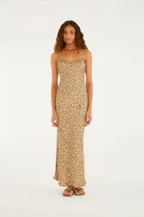 Vestido largo de silueta ajustada, con tirantes finos y escote fruncido, confeccionado en viscosa con estampado animal print.