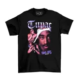 Remera negra de algodón con estampado gráfico estilo vintage de Tupac Shakur, con letras en color violeta y diseño tipo bootleg.