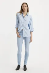 Jeans Levi's modelo 311 Shaping Skinny de tiro medio y corte ajustado. Confeccionados en denim stretch con tecnología de modelado y compresión abdominal, presentan un tono celeste claro con acabado suave.