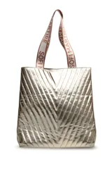 Bolso tipo tote de diseño acolchado con costuras en forma de V, acabado metalizado dorado. Cuenta con correas de hombro de cinta con el logo de la marca estampado.