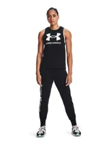 Musculosa deportiva Under Armour de color negro, con cuello redondo y estampa frontal del logo de la marca en color blanco. Presenta un corte sin mangas con sisas amplias.