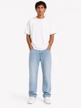 Pantalón jean baggy de corte holgado, color celeste claro, confeccionado en denim de algodón con diseño clásico de cinco bolsillos y trabillas para cinturón.
