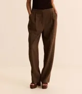 Pantalón de vestir gris con textura tweed, de corte recto, cintura alta con pliegues delanteros y bolsillos laterales.