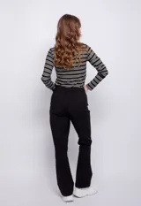 Pantalón de vestir negro de corte recto, con bolsillos delanteros, cierre y botón a tono.