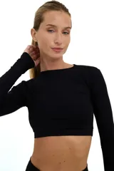 Top deportivo negro de manga larga, escote redondo y espalda descubierta.