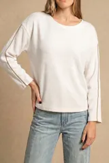 Sweater de algodón con textura acanalada, cuello redondo y mangas largas con detalle de costura vertical en contraste.