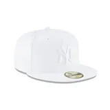 Gorro New Era 59FIFTY blanco con logo de los New York Yankees bordado en el frente.