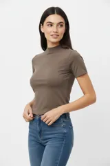 Remera de algodón y elastano, de corte ajustado al cuerpo, con cuello alto y mangas cortas.