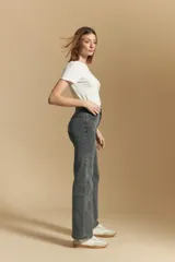 Pantalón de jean gris de corte recto y tiro alto.
