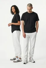 Pantalón de jogging unisex de corte holgado, con cintura elástica y puños ajustados en los tobillos. Cuenta con bolsillos laterales y un diseño minimalista.