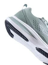 Championes deportivos Umbro modelo Vega, color lila, con tejido de malla transpirable, suela blanca con amortiguación y logo de la marca en el lateral.