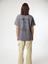 Camiseta gris con estampado en la parte superior izquierda y en la espalda. Confeccionada con 100% algodón orgánico y corte regular fit.