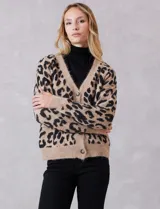 Cardigan de punto con estampado animal print, escote en V y cierre frontal con botones. Presenta puños y ruedo acanalados, con un diseño de calce holgado.