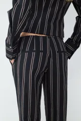 Pantalón de tiro bajo con estampado de raya diplomática y corte recto, diseñado sin trabillas en la cintura.