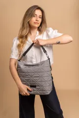 Cartera capitoneada color beige, con diseño geométrico y asa resistente. Amplia y cómoda, ideal para el uso diario.