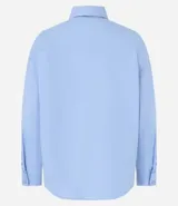 Camisa celeste oversized de tricolina con cuello, abotonado delantero y mangas largas. Incluye pañuelo estampado para el cuello.