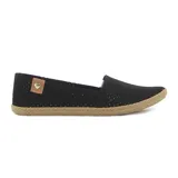 Zapatilla casual Moleca para mujer, tipo alpargata baja de color amarillo, con perforaciones en toda la capellada para mayor ventilación, suela texturizada tipo yute y detalle de aplique marrón con un corazón metálico en el talón.
