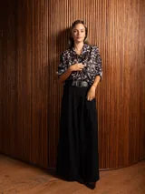 Camisa de gasa con estampado animal print y detalles de hilos de lurex, de corte clásico con cuello camisero y mangas largas con puños.