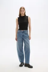 Top cropped negro de algodón, con cuello alto y diseño ajustado al cuerpo con frunces laterales.