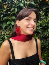 Aros colgantes con forma de coral, hechos a mano con mostacillas blancas, doradas, marrones y verdes.