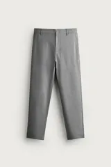 Pantalón slim fit de color gris, confeccionado en tejido elástico, con cintura elástica, cierre frontal con cremallera y botón, bolsillos frontales y bolsillos de vivo en la espalda.