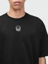 Remera de algodón color negro, de corte holgado y manga corta, con pequeño logo bordado en el centro del pecho.